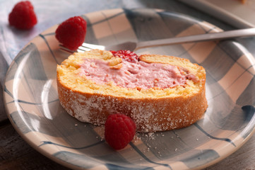 Frische Biskuitrolle