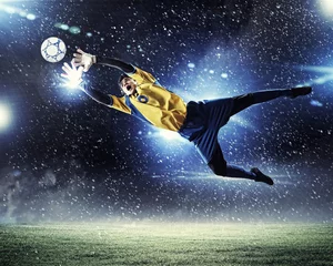 Zelfklevend Fotobehang Voetbal Doelman vangt de bal