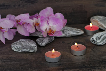Fototapeta na wymiar Dekoration mit Kerzen und Orchideen