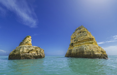 Fototapeta na wymiar Skały w oceanie. Algarve wybrzeża Portugalii