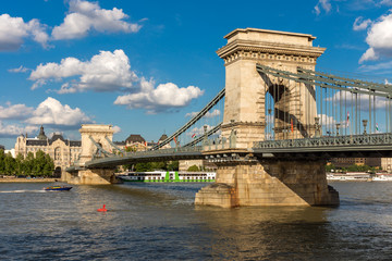 Obraz premium The Chain Bridge in Budapest under a blue cloudy sky