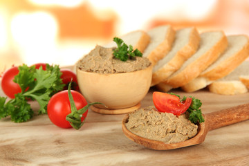 Composition of fresh pate, tomatoes and bread,
