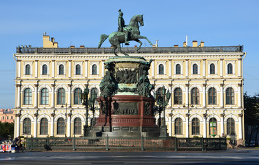 Fototapeta na wymiar Pomnik Mikołaja 1 w Petersburgu
