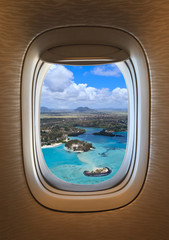 Obraz na płótnie Canvas latające nad tropikalnej plaży