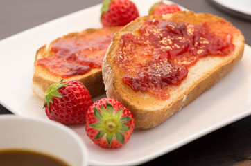 トーストにストロベリージャム