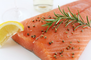 aufgeschnittener lachs mit rosmarin und zitrone