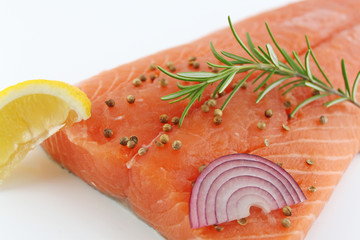 lachshälfte mit rosmarin und zitrone