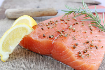 lachshälfte roh angerichtet auf brett