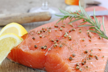lachs angerichtet auf brett mit rosmarin