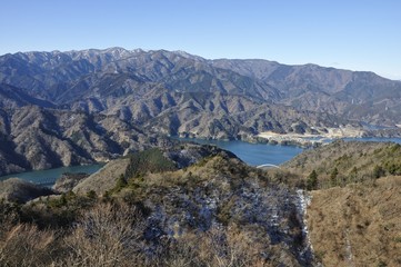 仏果山より丹沢と宮ヶ瀬湖の眺め