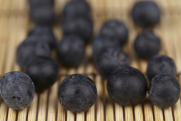 Heidelbeeren auf Strohmatte