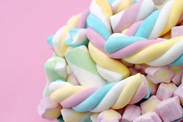 Crédence de cuisine en verre imprimé Bonbons Pastel colored marshmallow sweets with pink background