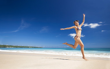 Fototapeta na wymiar Kobieta skoków na plaży