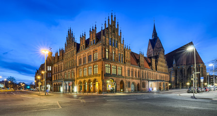 Fototapeta na wymiar Stary Ratusz i Kościół na rynku w Hanower, Niemcy