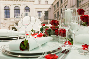 Gedeckte Festtafel mit Rosendekoration