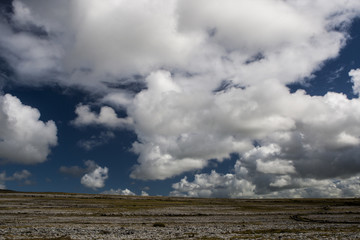 Fototapeta na wymiar Cumulus Wolkenformation am Burren im County Clare, Irland