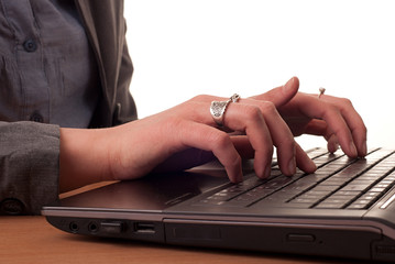 Kobiece dłonie na klawiaturze komputera