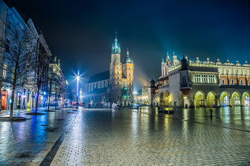 Polska, Kraków. Rynek w nocy - obrazy, fototapety, plakaty