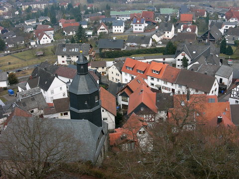 Blick von der Burg Gleiberg auf das sch&ouml;ne alte Dorf Wettenberg Krofdorf-Gleiberg mit Dorfkirche in Wettenberg bei Gie&szlig;en an der Lahn in Hessen