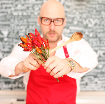 mann mit chilli und l&ouml;ffel
