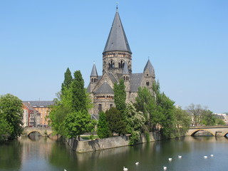 Fototapeta na wymiar Kościół Temple Neuf na rzece Mozeli w Metz - Lotaryngia