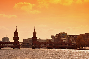 Fototapeta premium Berlin - most Oberbaum na Szprewie