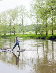Fototapeta na wymiar fishing kobieta w Sázavy, Czechy