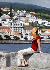 Junge Frau am pier der Marina von Horta (Faial Island, Azoren)