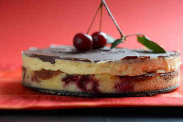 Cremetorte mit Sauerkirschen
