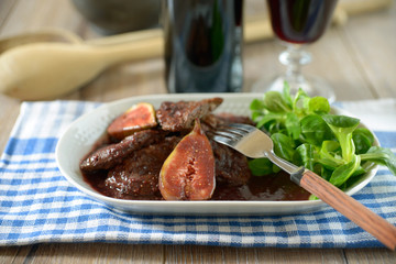 Vegetarische Medaillons mit Portweinfeigen