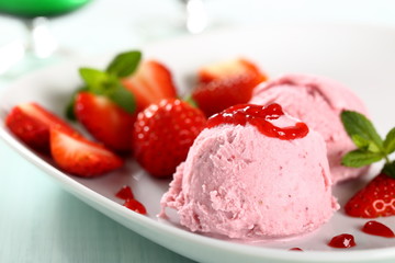 gelato di fragole con frutta  su piatto