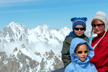 Family and Mont Blanc mountain massif behind (France )