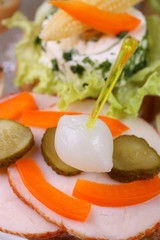 Leckeres Partyhäppchen mit Putenbrust und Mixed Pickles