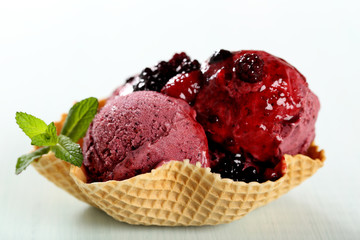 gelato  frutti di bosco con frutta sciroppata su piatto