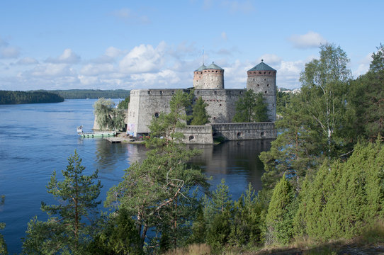Вид на старинную средневековую крепость Олафсборг