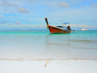 Fototapeta na wymiar Longtail łodzi na morzu plaży tropikalna