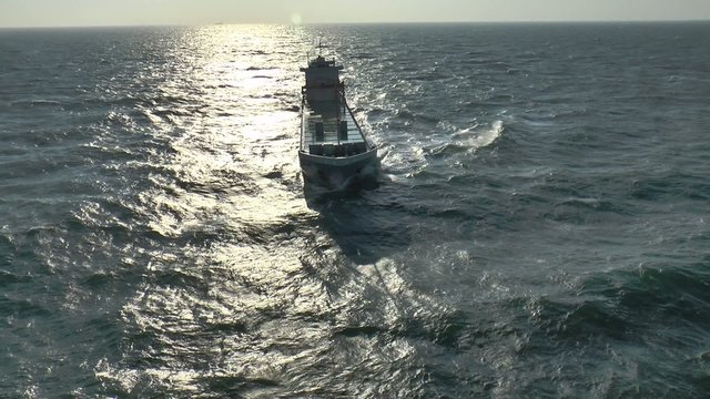 cargo au large dans la temp&ecirc;te