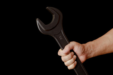 レンチを持つ、黒バック