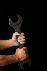 レンチを持つ、黒バック