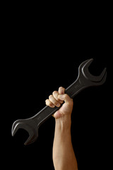 レンチを持つ、黒バック