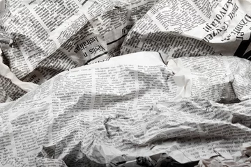 Foto auf Acrylglas Zeitungen Hintergrund der alten zerknitterten Zeitungen