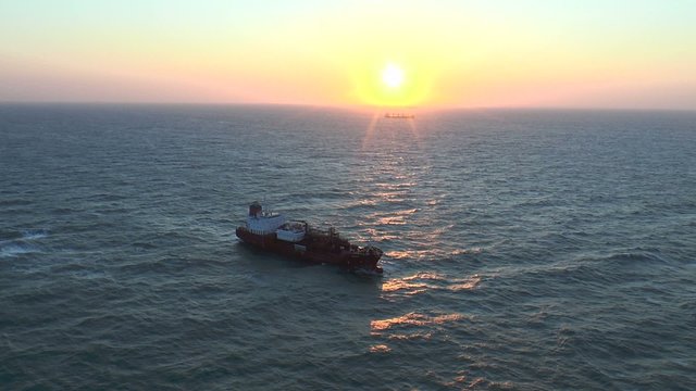 cargo au cr&eacute;puscule
