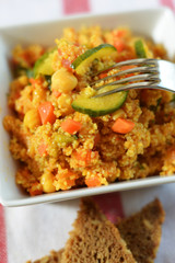 Couscoussalat mit Brotscheiben