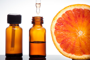 Essential oil with orange_Olio essenziale con fetta di arancio - 51037738