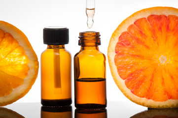 Essential oil with orange_Olio essenziale con fetta di arancio - 51037761