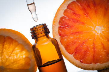 Essential oil with orange_Olio essenziale con fetta di arancio - 51037794