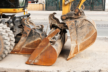 Baggerschaufeln gegen Diebstahl gesichert