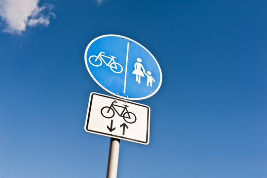 Verkehrsschild - Fussgänger und Fahrradfahrer frei