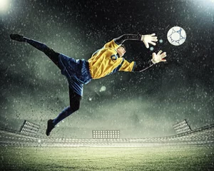 Rolgordijnen Doelman vangt de bal © Sergey Nivens