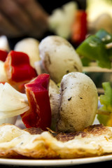 Brochete de pollo, morron, cebolla y champignones a la parilla.